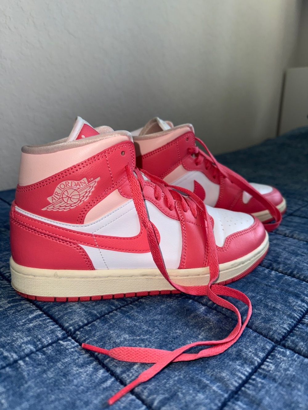Jordan 1 Mid Strawberries and Cream (Women's) size 7